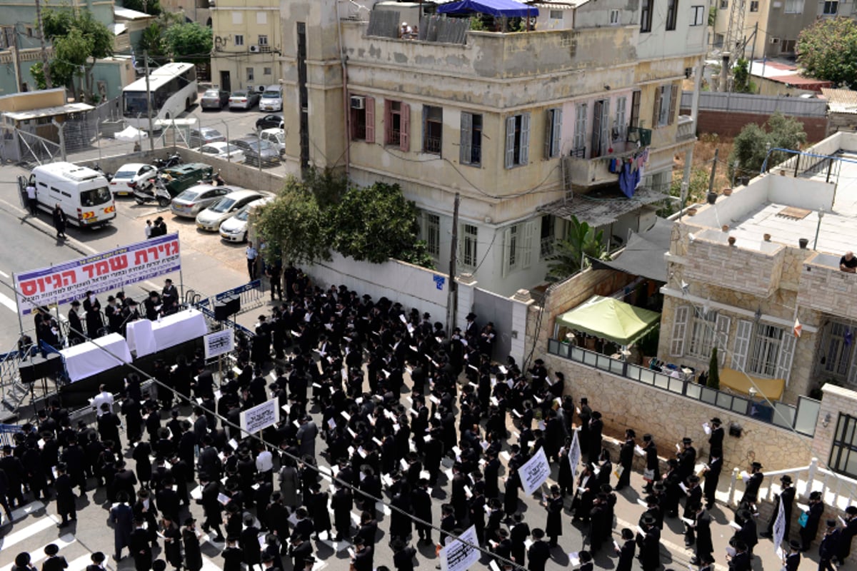 אנשי 'העדה החרדית' הפגינו בעד העריק הספרדי