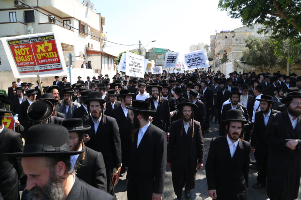 אנשי 'העדה החרדית' הפגינו בעד העריק הספרדי