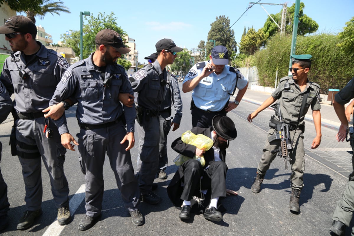 אנשי 'העדה החרדית' הפגינו בעד העריק הספרדי