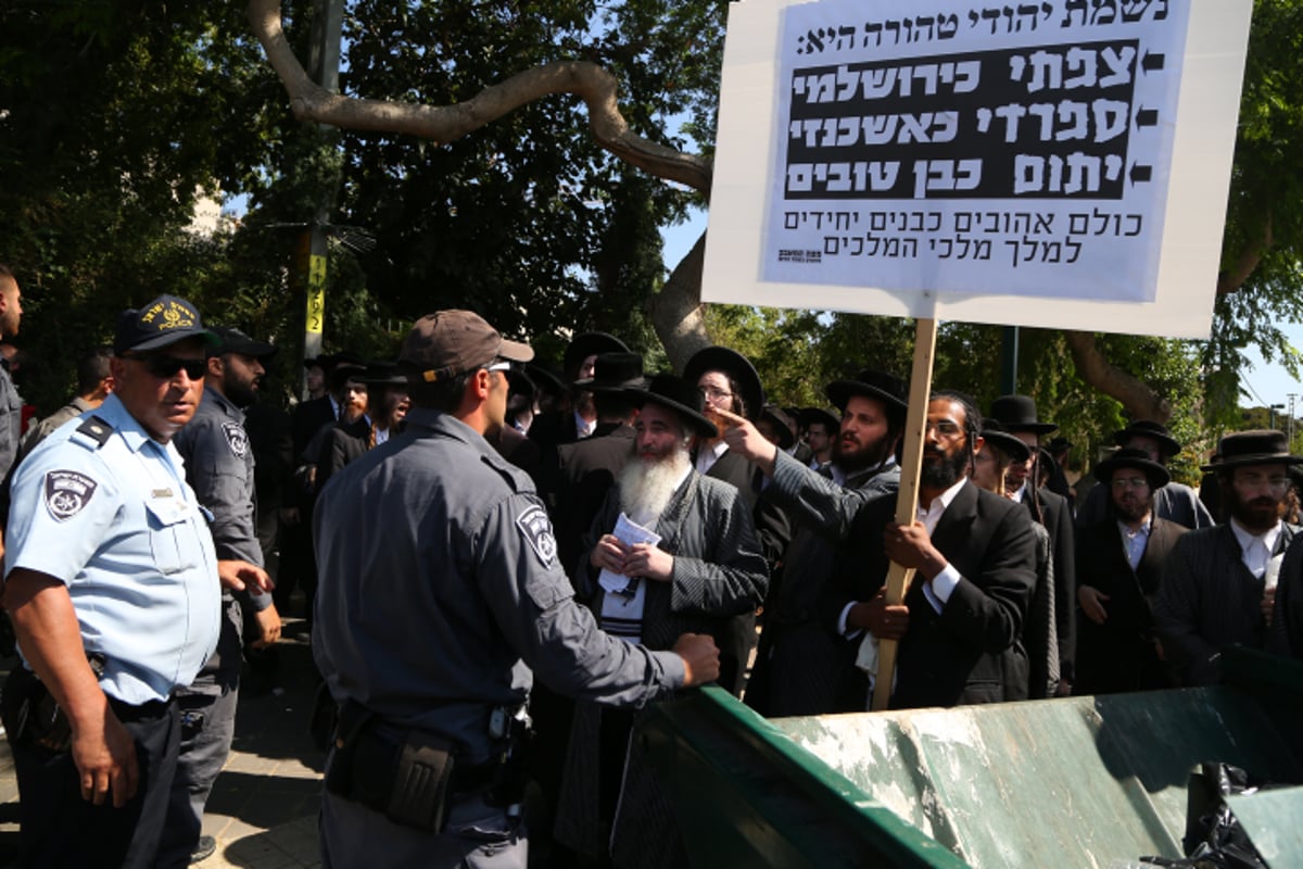 אנשי 'העדה החרדית' הפגינו בעד העריק הספרדי