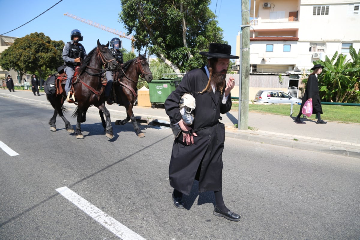 אנשי 'העדה החרדית' הפגינו בעד העריק הספרדי