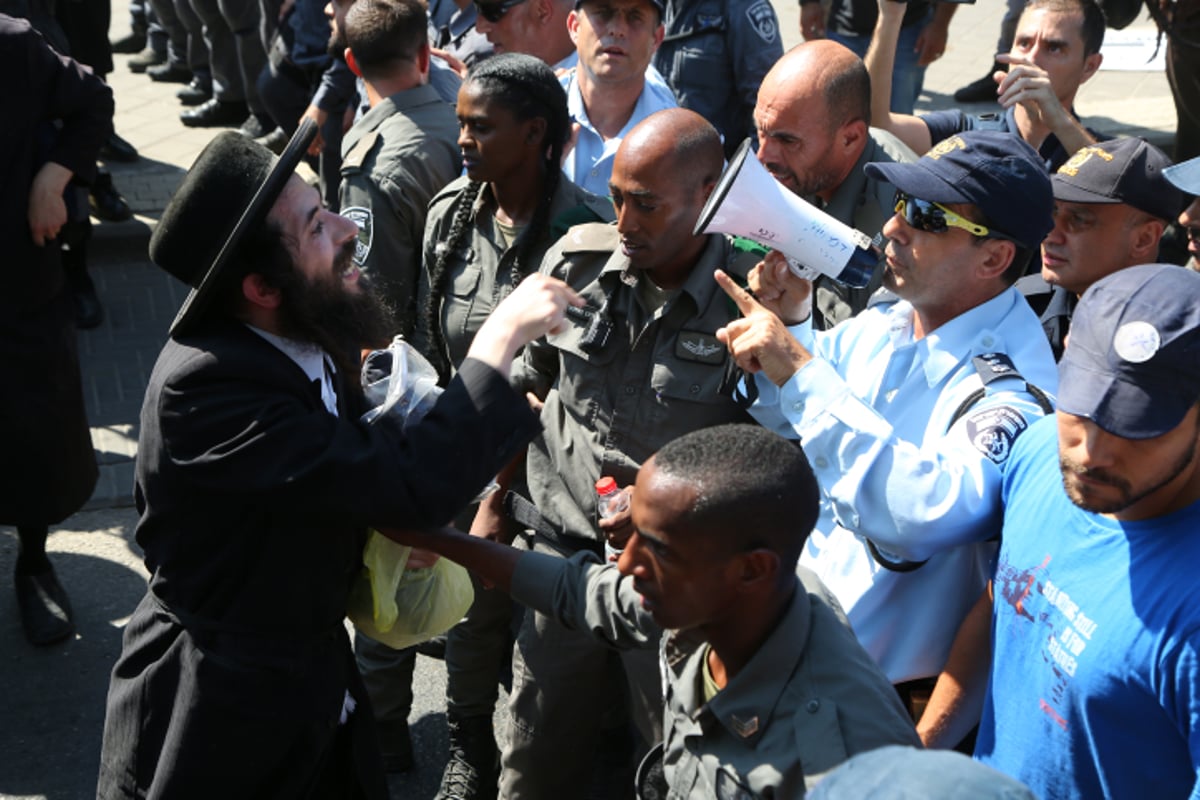 אנשי 'העדה החרדית' הפגינו בעד העריק הספרדי