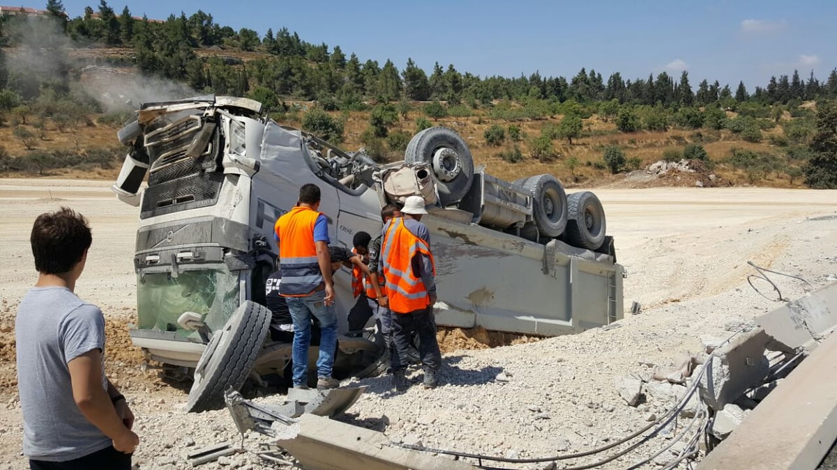 צפו: משאית התהפכה בכביש 1, לא היו נפגעים