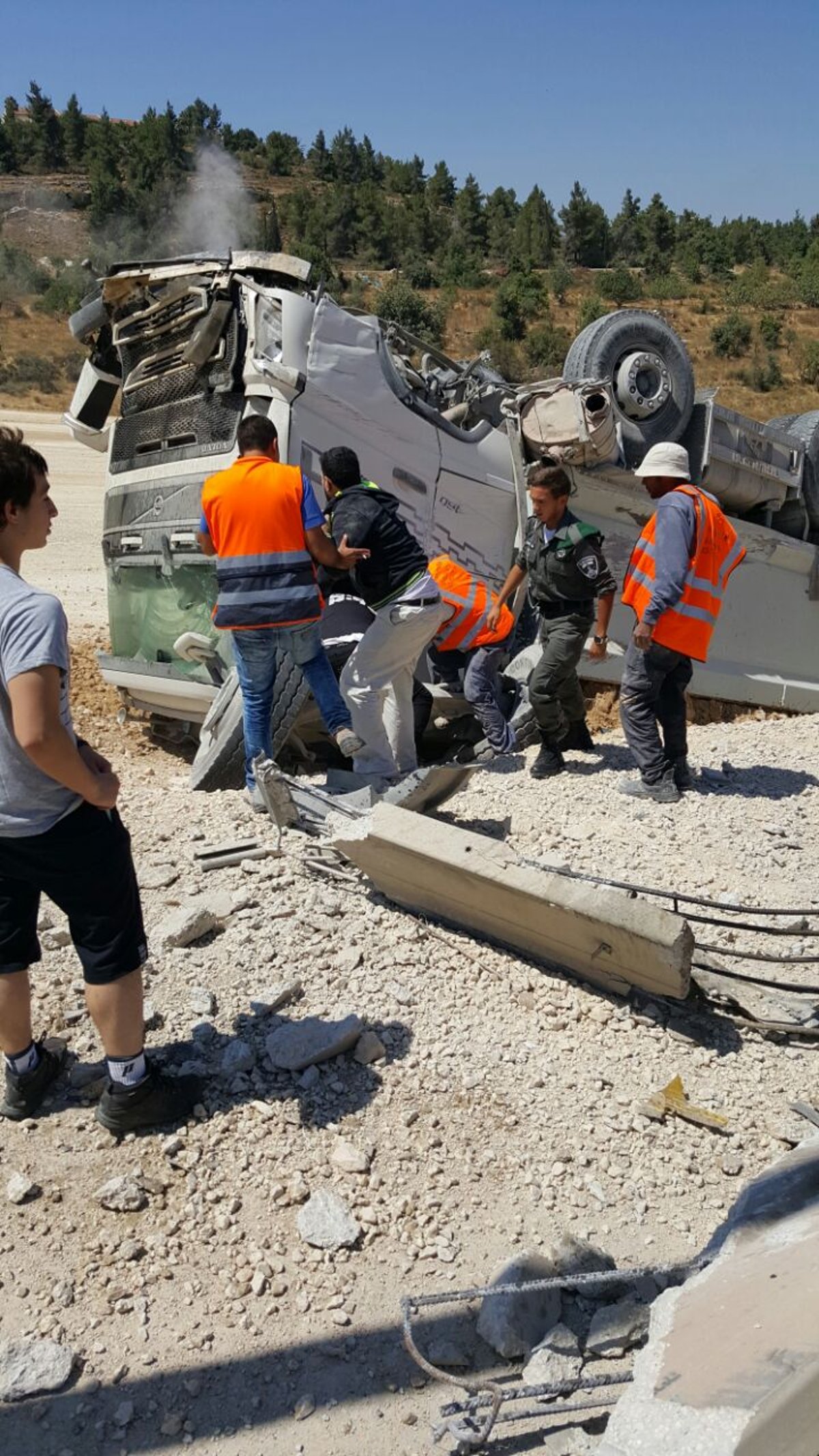 צפו: משאית התהפכה בכביש 1, לא היו נפגעים