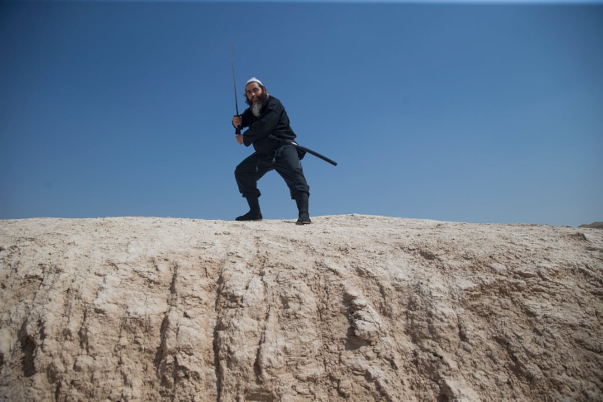 הנינג'ה החרדי מדגים כיצד להכניע תוך שניות תוקף חמוש