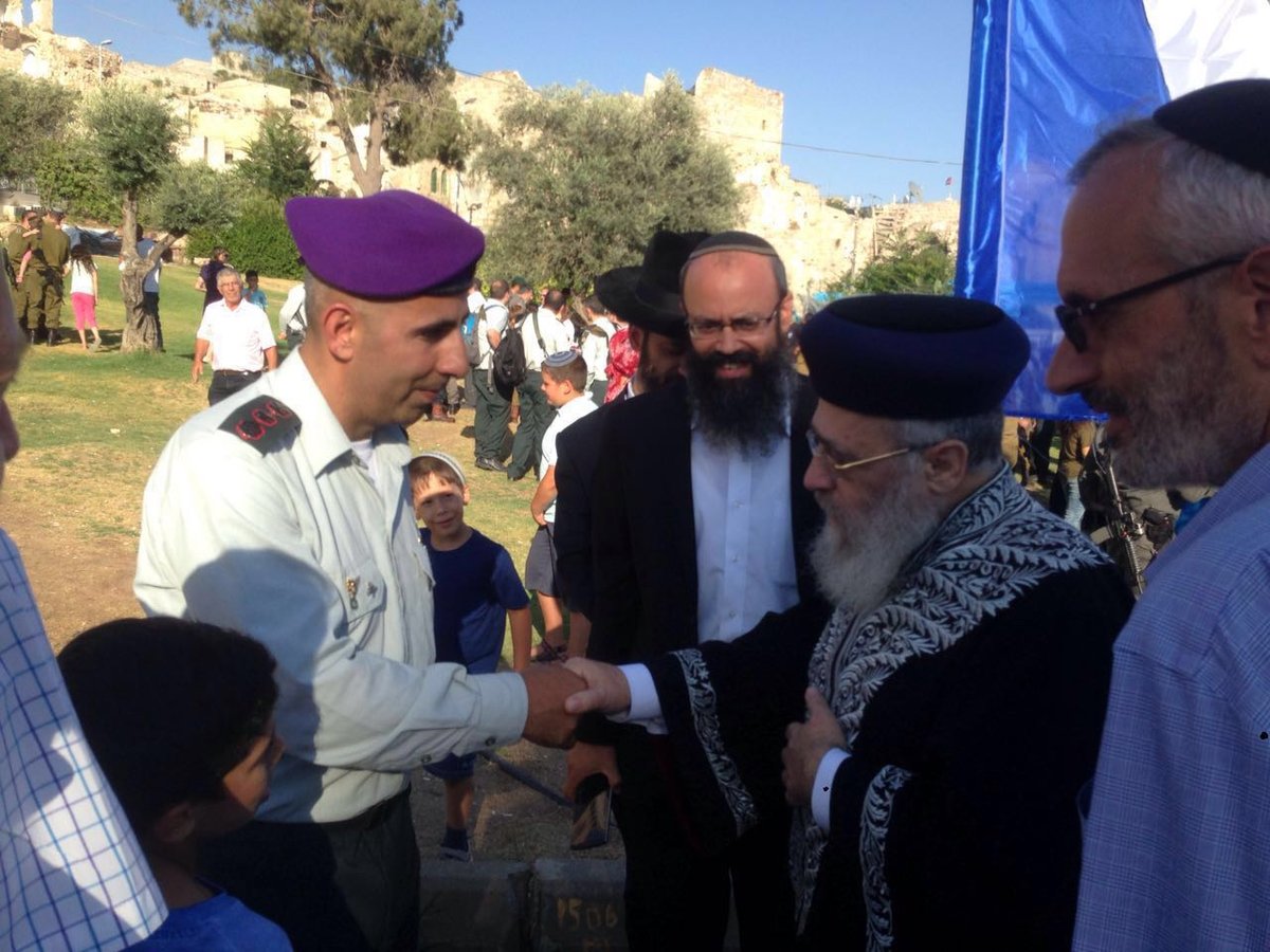 הראשון לציון ניחם את משפחות הנרצחים ושיבח את המתיישבים. צפו