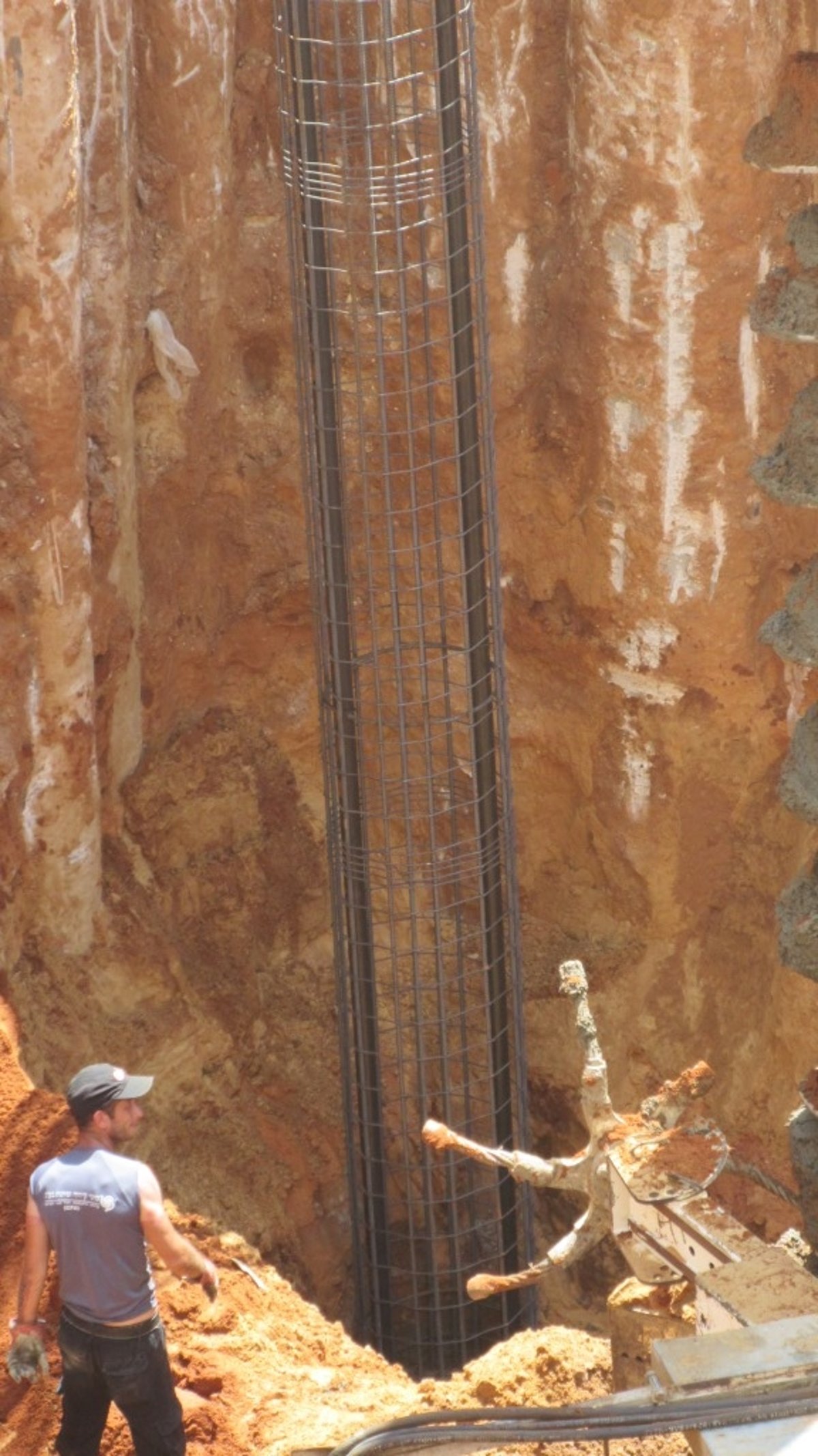 התרגשות בחסידות: יציקת היסוד הראשון ל"בית ויז'ניץ" • תיעוד