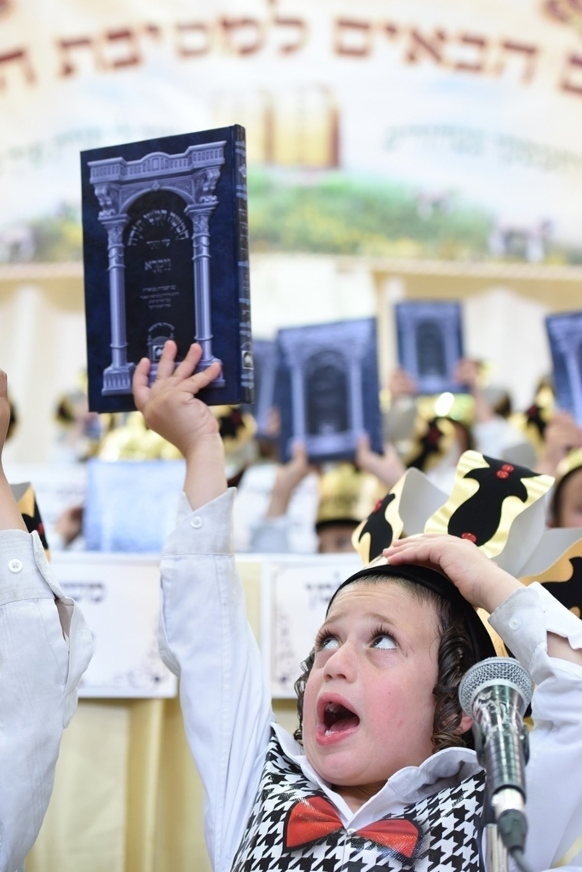 עם כתרים וגלימות: כך הילדים חגגו 'חומש סעודה' בויז'ניץ באלעד