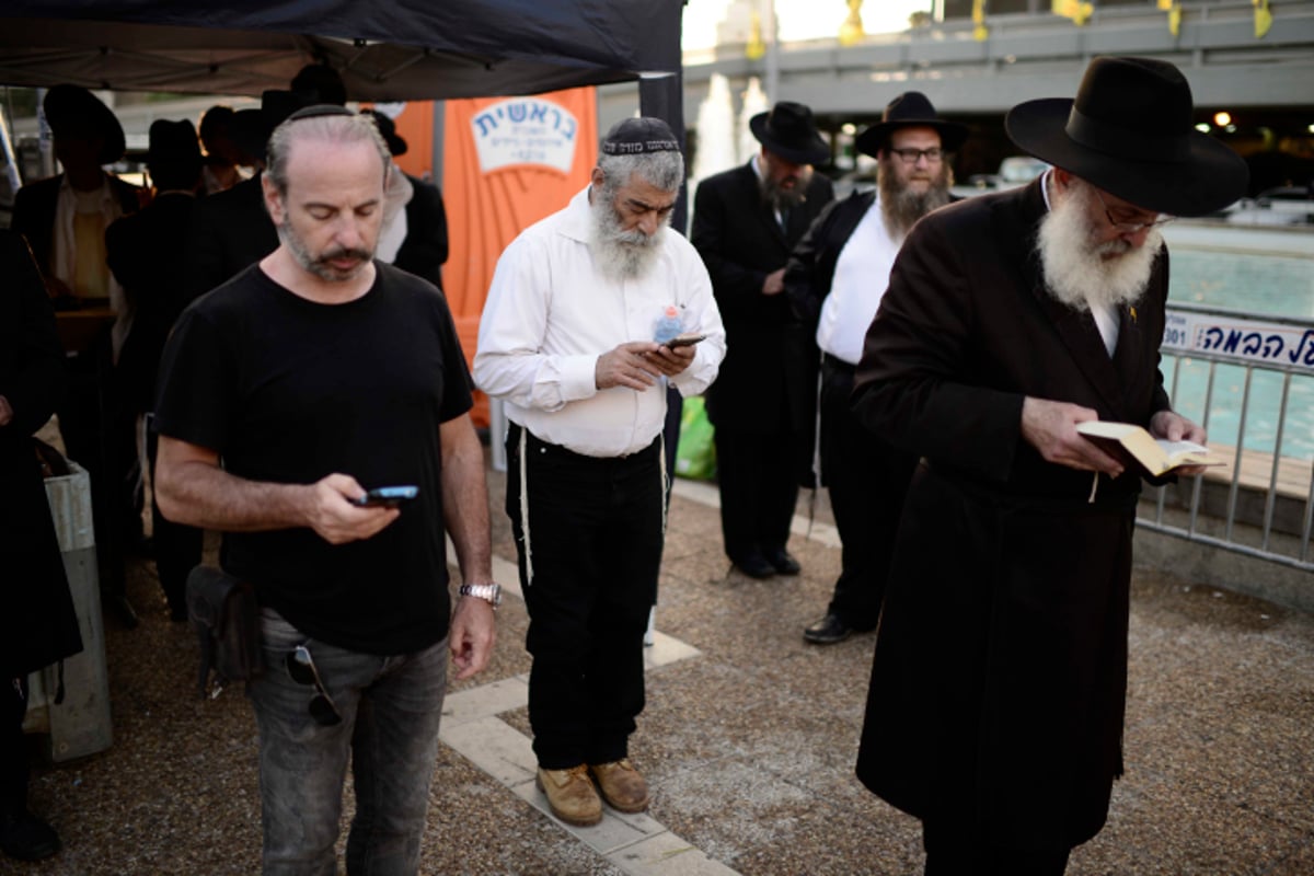 חב"דניקים וכאלו שלא חגגו בכיכר רבין • צפו