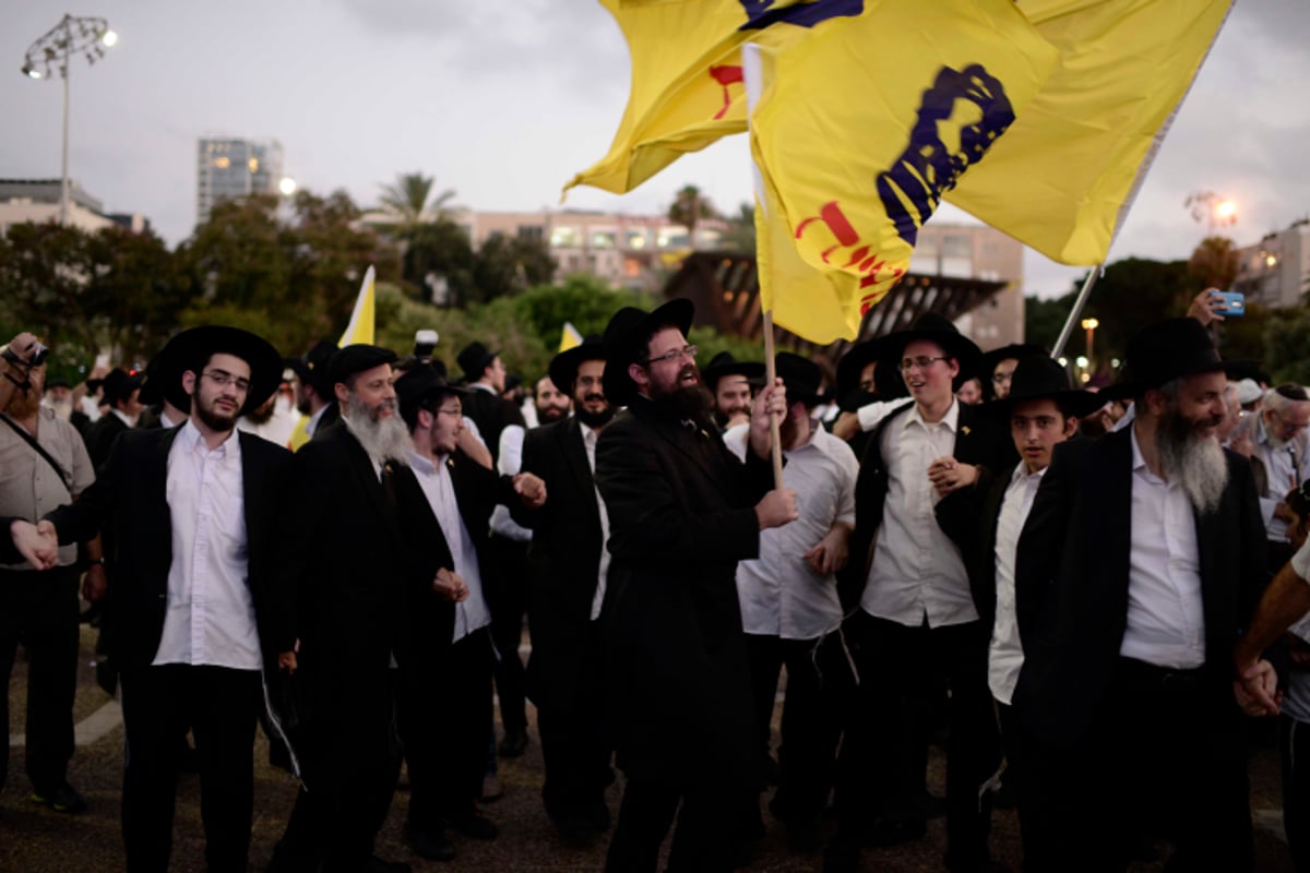 חב"דניקים וכאלו שלא חגגו בכיכר רבין • צפו