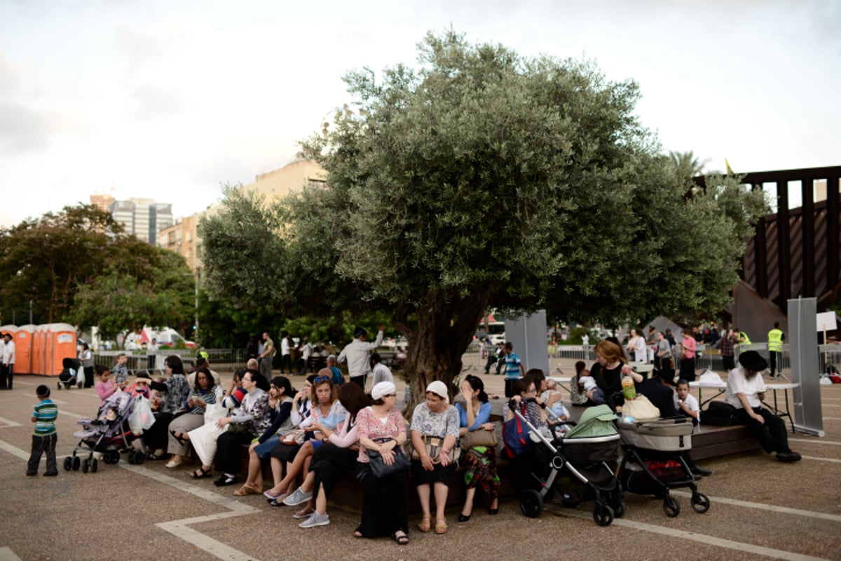 חב"דניקים וכאלו שלא חגגו בכיכר רבין • צפו