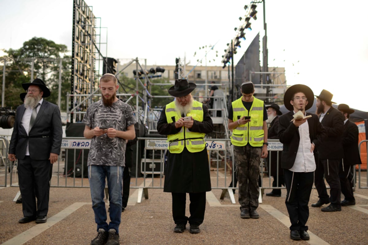 חב"דניקים וכאלו שלא חגגו בכיכר רבין • צפו