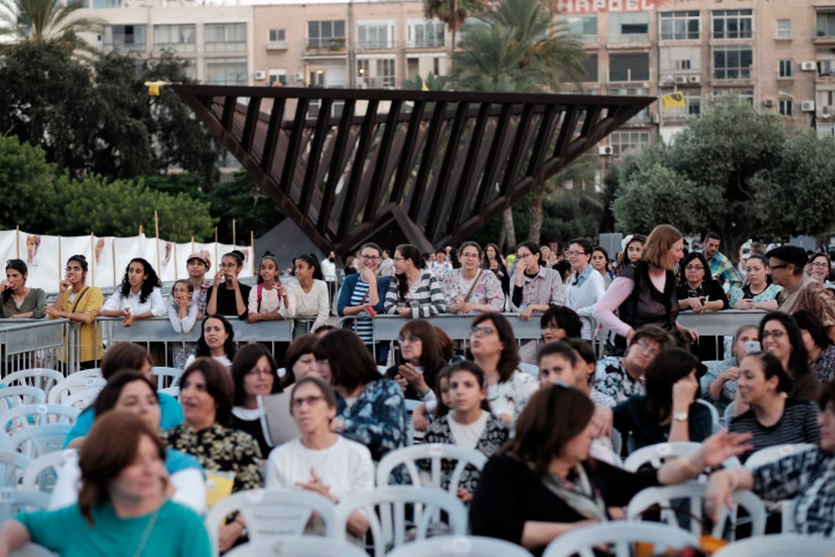 חב"דניקים וכאלו שלא חגגו בכיכר רבין • צפו