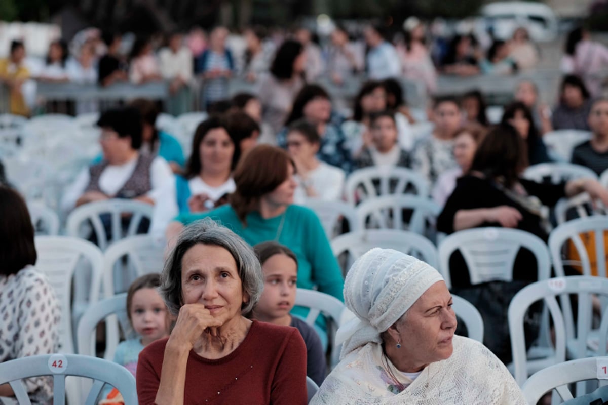 חב"דניקים וכאלו שלא חגגו בכיכר רבין • צפו