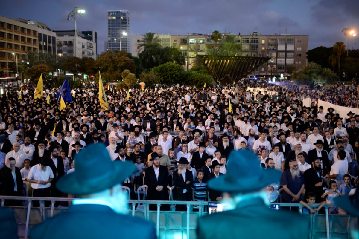 חב"דניקים וכאלו שלא חגגו בכיכר רבין • צפו