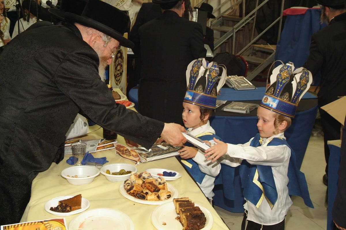 מסיבת חומש: הרבי מויז'ניץ השתתף לכבוד היתומים