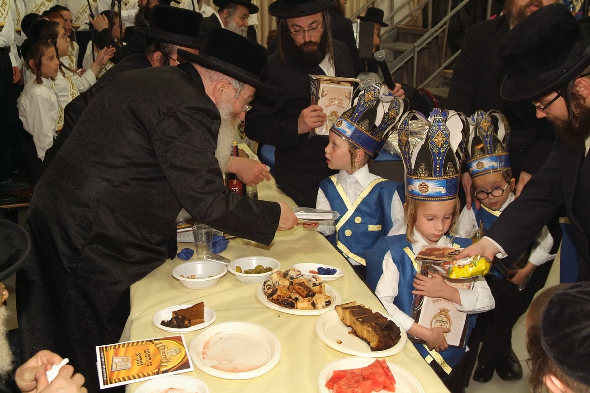 מסיבת חומש: הרבי מויז'ניץ השתתף לכבוד היתומים