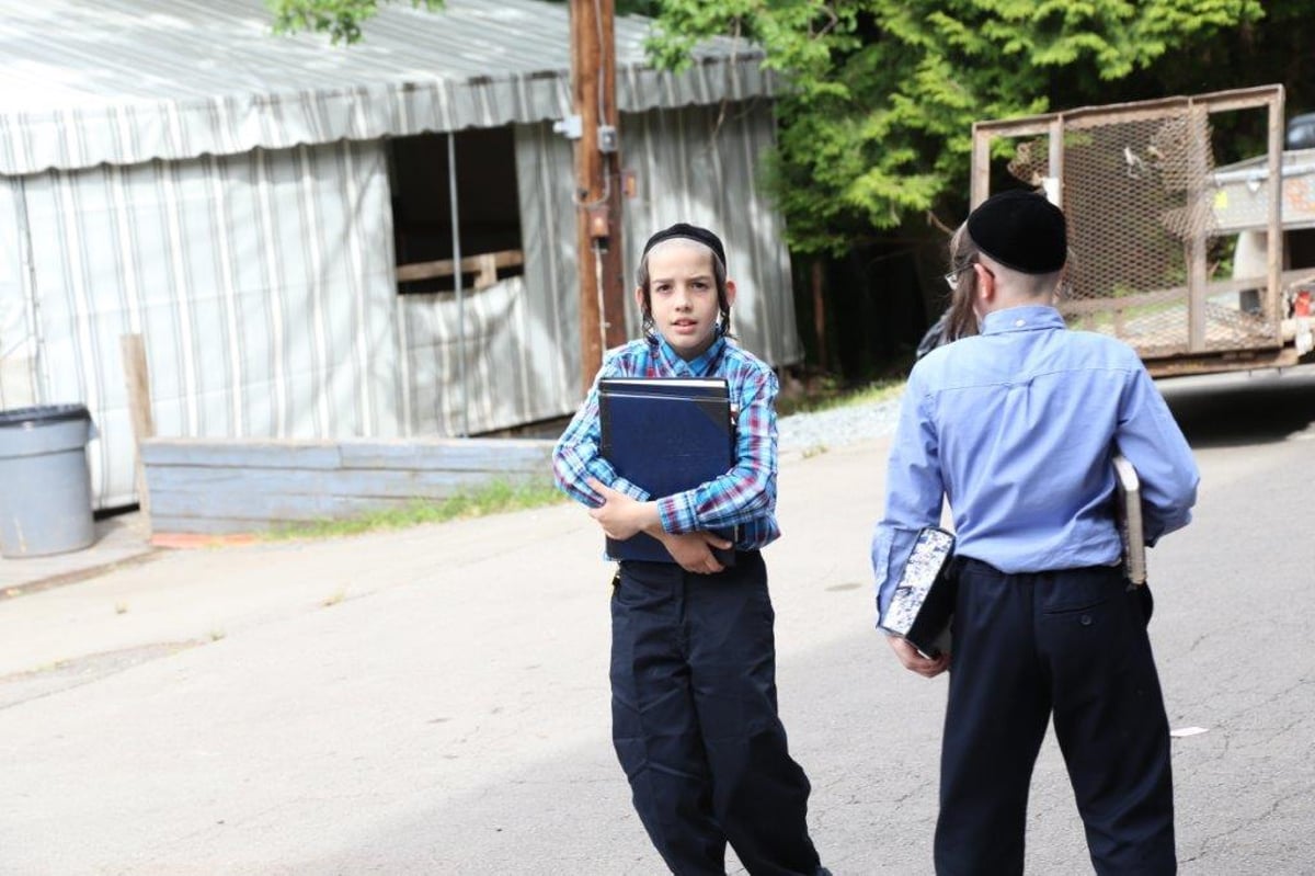 תיעוד ענק: אלפי תלמידי סאטמר יוצאים לנופש