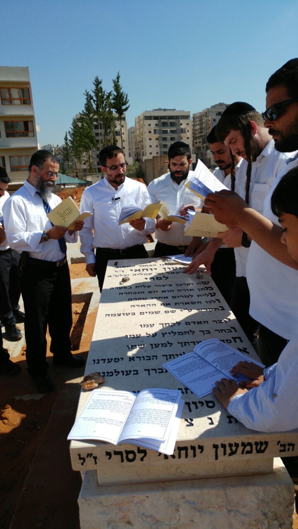 תיעוד דומע: הרב מיכאל לסרי עלה לקבר של בנו