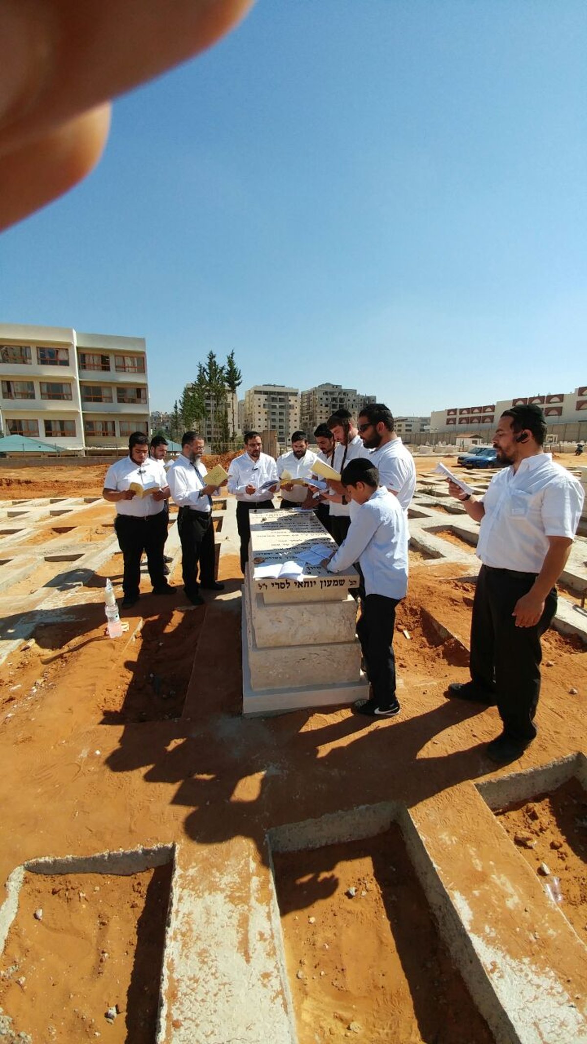 תיעוד דומע: הרב מיכאל לסרי עלה לקבר של בנו