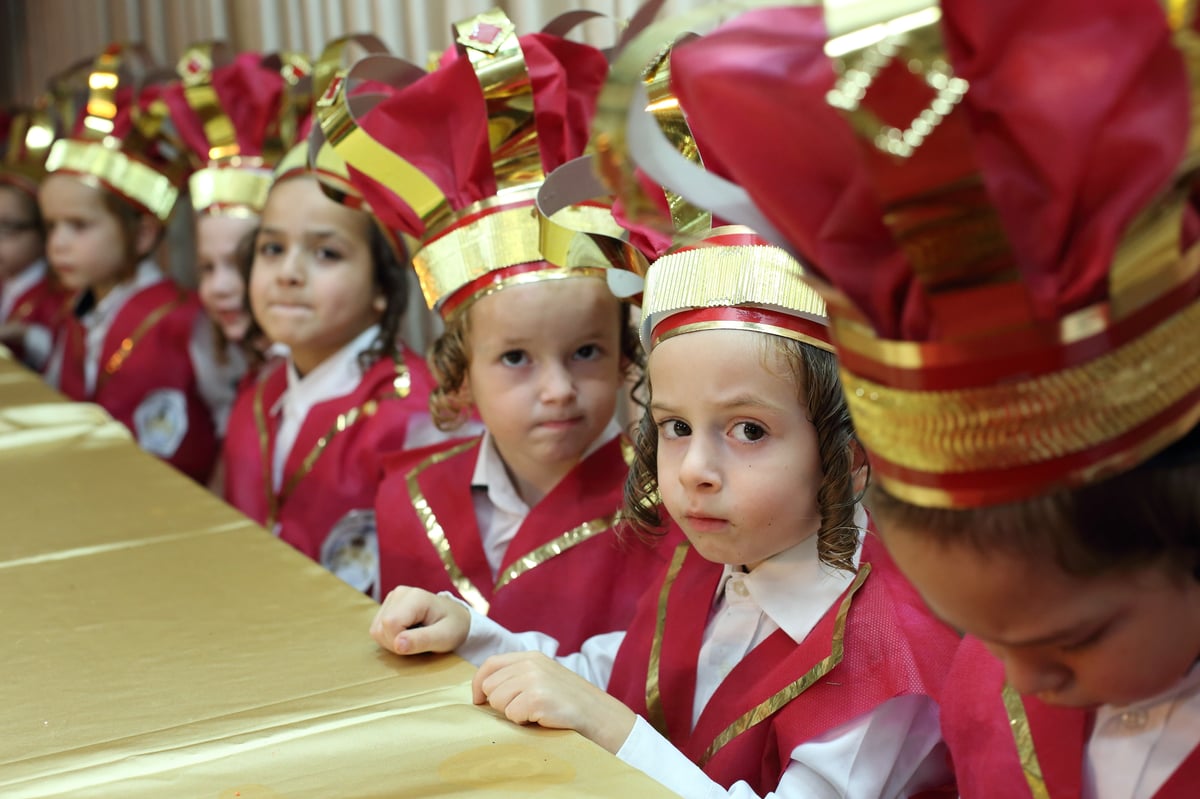 מסיבת החומש לילדי ת"ת 'כלל חסידי' בפתח תקווה