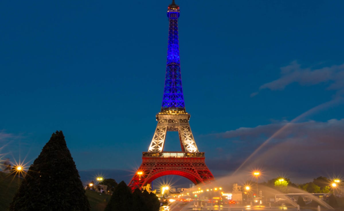 מגדל אייפל הואר בצבעי דגל צרפת בעקבות הטבח