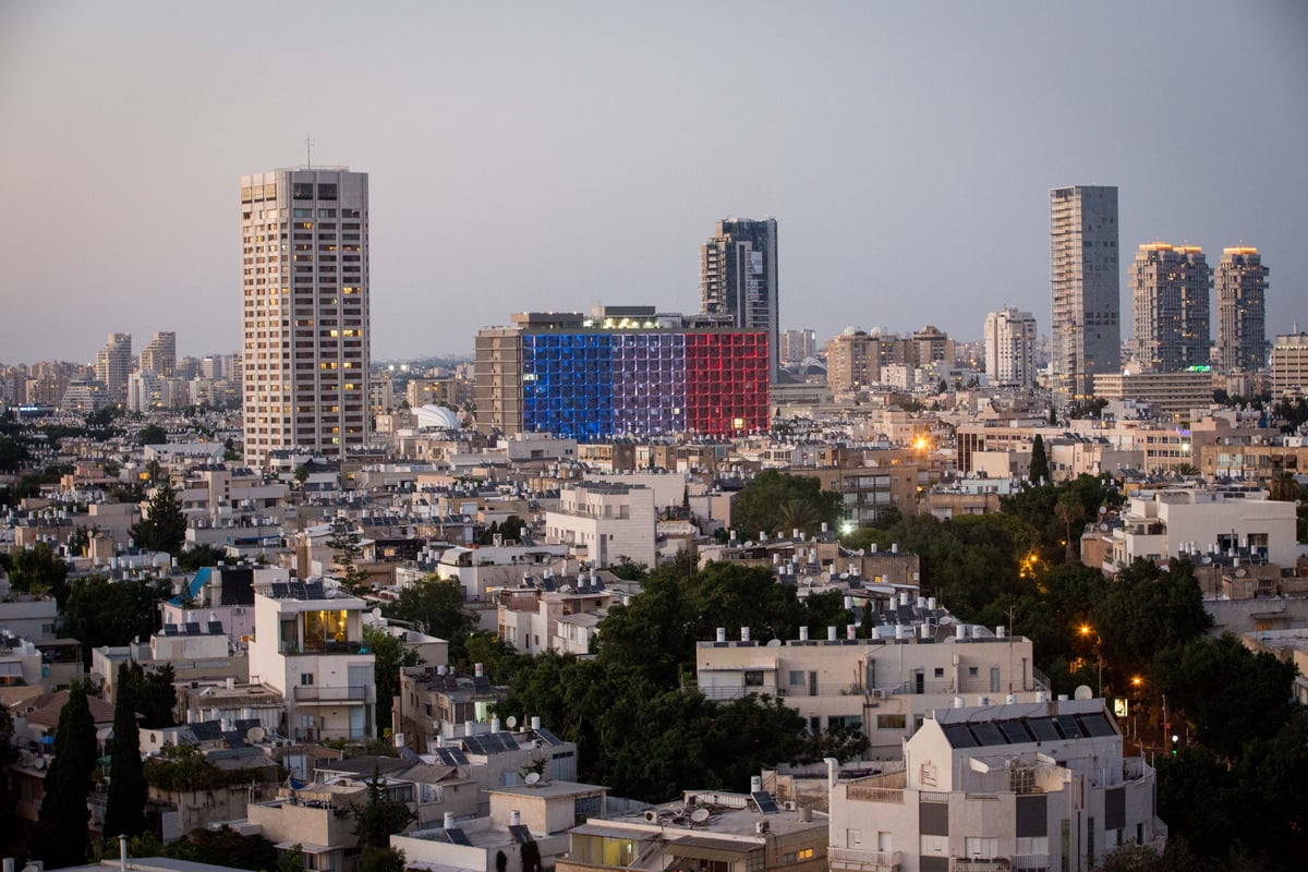 תל אביב ומגדל אייפל הוארו בצבעי הדגל הצרפתי. צפו