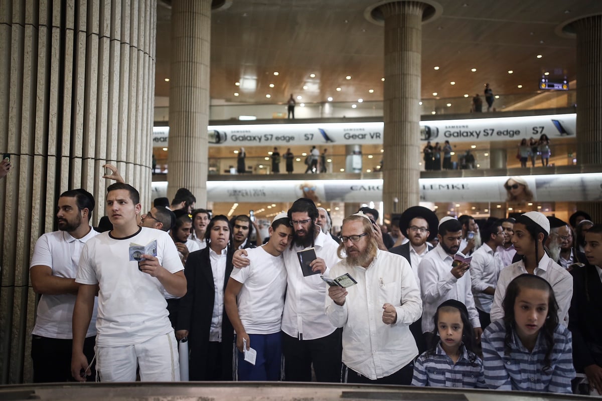 החסידים במפגן תמיכה ברב אליעזר ברלנד בנתב"ג