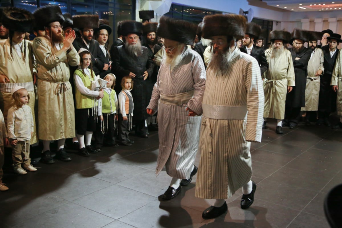 צפו בווידאו • הרבי מתולדות אהרן בריקוד עם הכלה