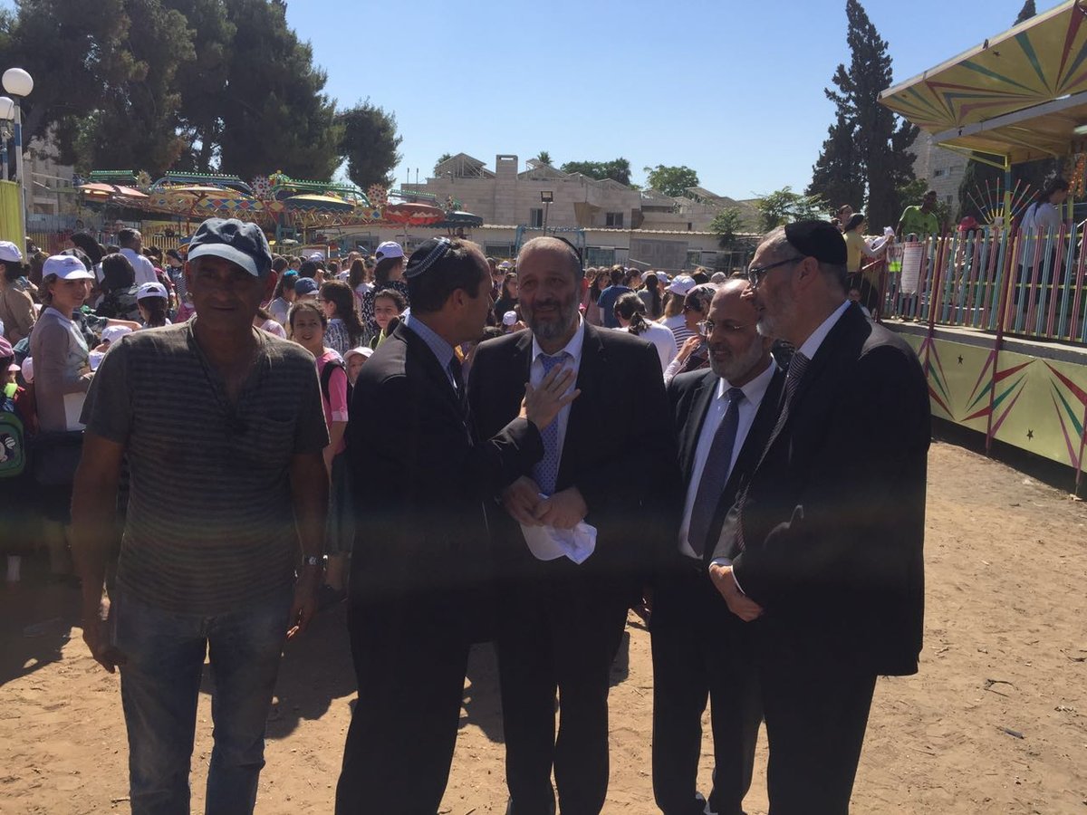 הספרדים בי-ם מופלים? דרעי ל'כיכר': "לא נשלים עם המצב"