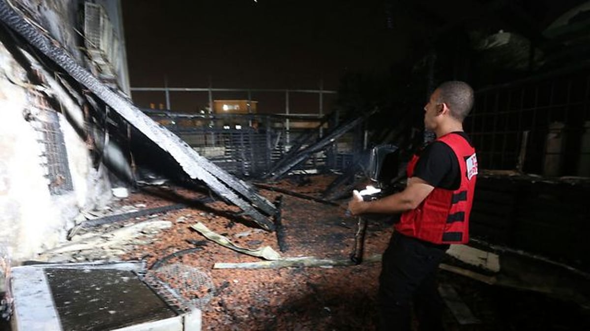 שריפה גדולה במסגד בעכו: "חשד לקצר במזגן"