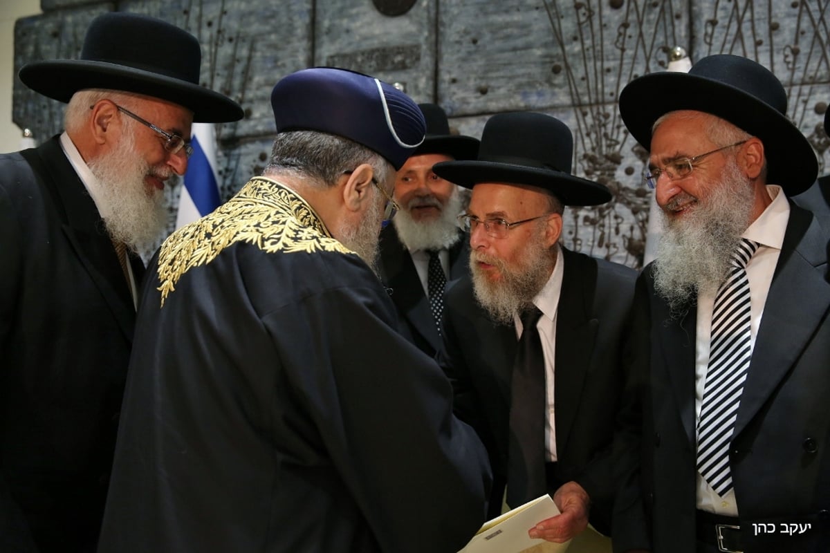 הראשל"צ בהשבעת הדיינים לחברי הוועדה: "תקשיבו לרבנים"