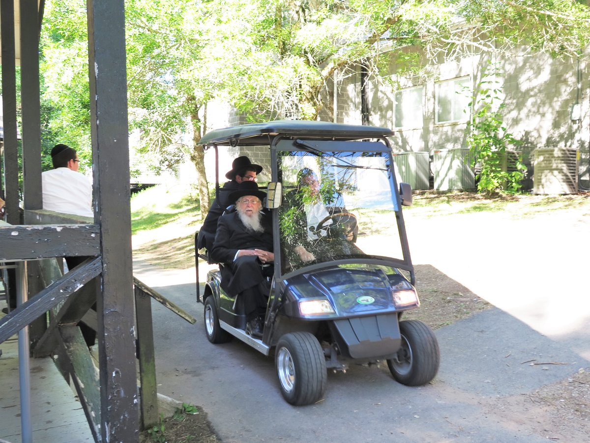 תיעוד ענק: רבנים ואדמו"רים בנופש