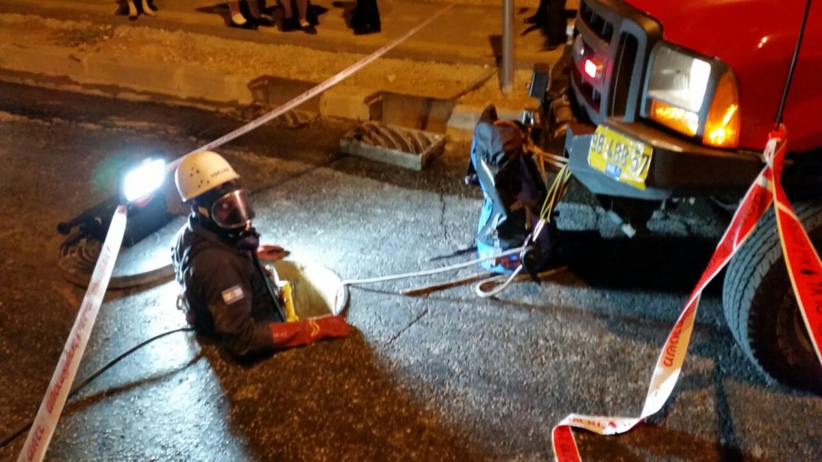 צפו: לוחמי האש מחלצים כלב מתעלת ביוב