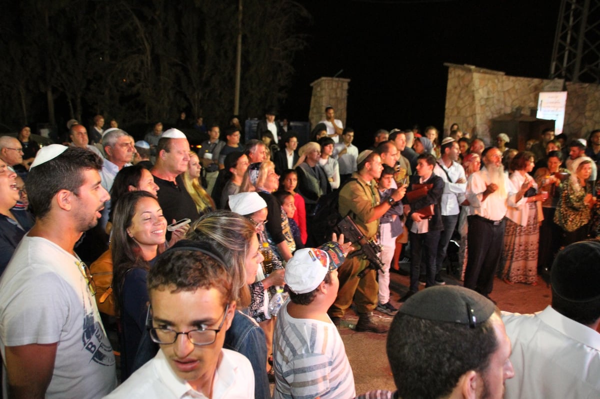 אלפים גדשו את ציונו של "צדיק המזוזות", הרה"ק רבי משה בן-טוב זצוק"ל