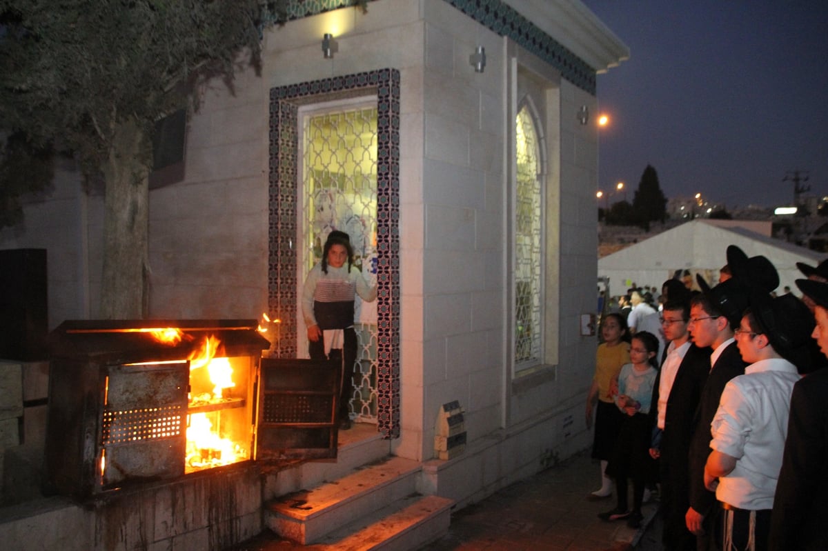 אלפים גדשו את ציונו של "צדיק המזוזות", הרה"ק רבי משה בן-טוב זצוק"ל