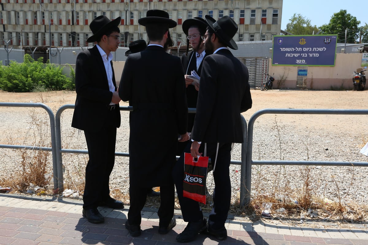 פעילי 'גזירת הגיוס' השתלטו על הבקו"ם בתל השומר