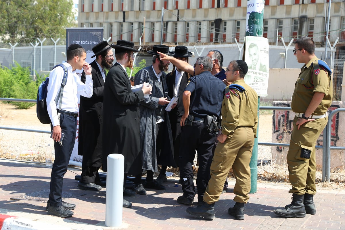 פעילי 'גזירת הגיוס' השתלטו על הבקו"ם בתל השומר