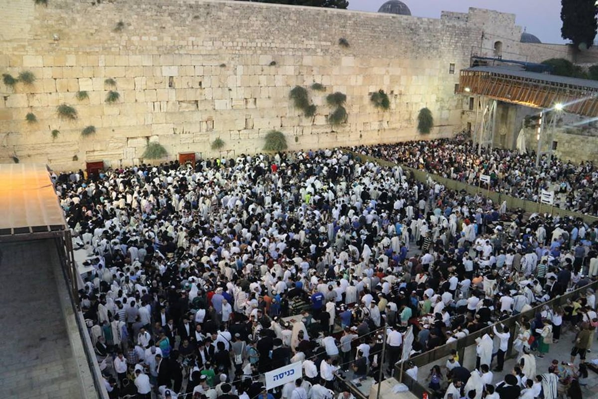 תיעוד: כך נראה סיום צום תשעה באב בכותל המערבי