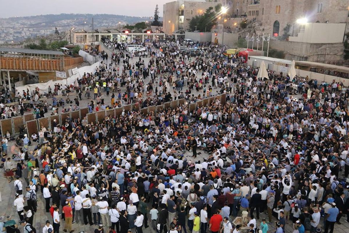 תיעוד: כך נראה סיום צום תשעה באב בכותל המערבי