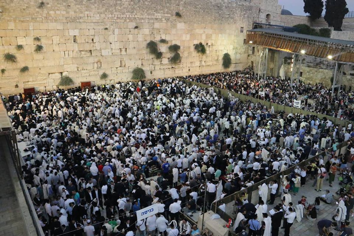 תיעוד: כך נראה סיום צום תשעה באב בכותל המערבי