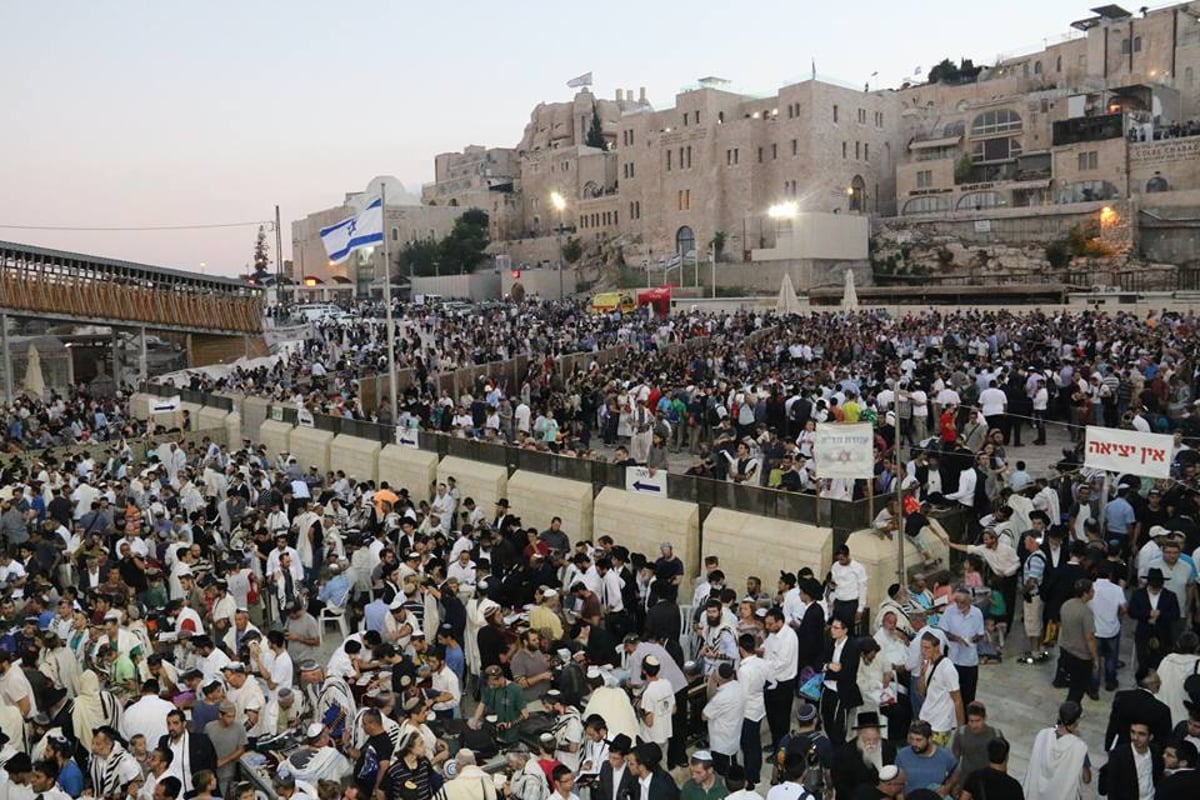 תיעוד: כך נראה סיום צום תשעה באב בכותל המערבי