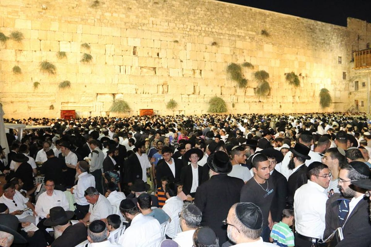 תיעוד: כך נראה סיום צום תשעה באב בכותל המערבי