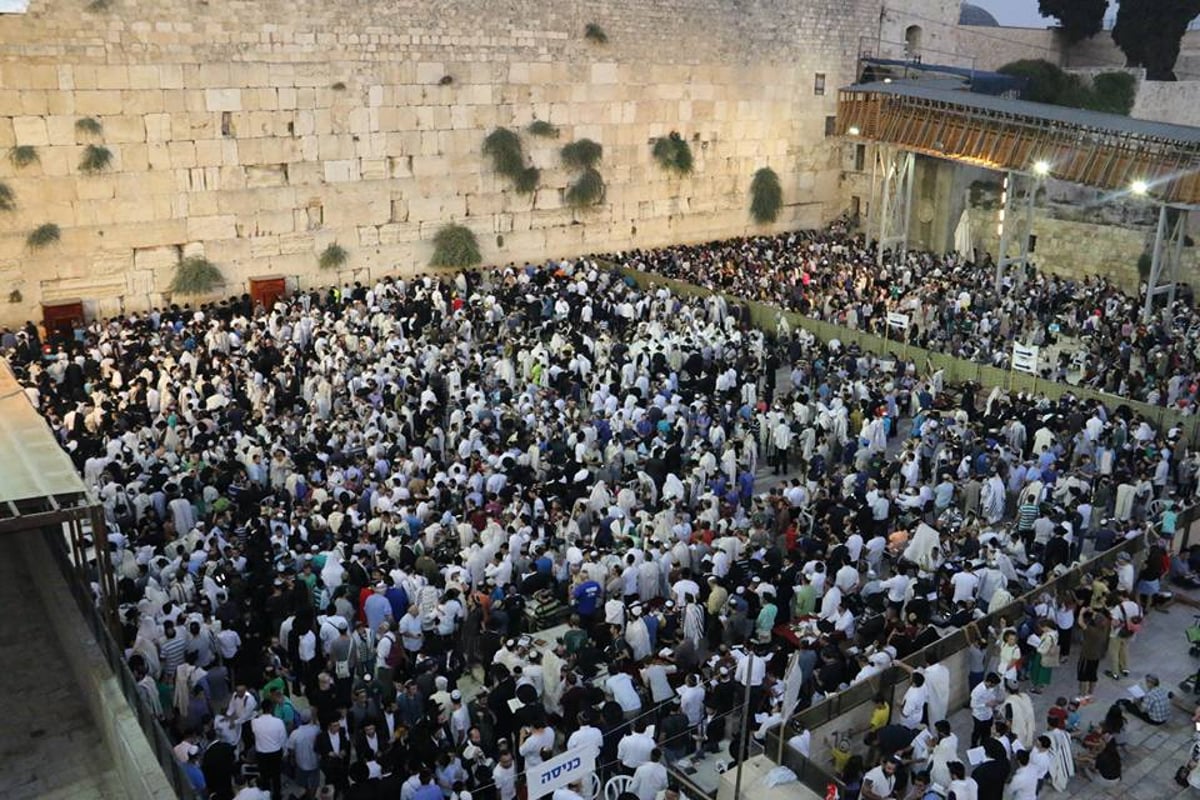 תיעוד: כך נראה סיום צום תשעה באב בכותל המערבי