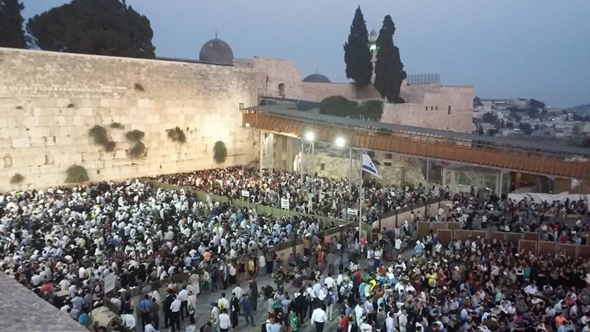 תיעוד: כך נראה סיום צום תשעה באב בכותל המערבי