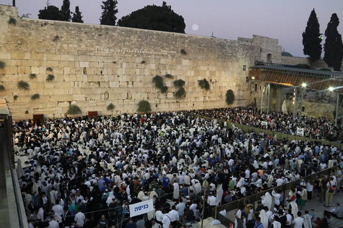 תיעוד: כך נראה סיום צום תשעה באב בכותל המערבי