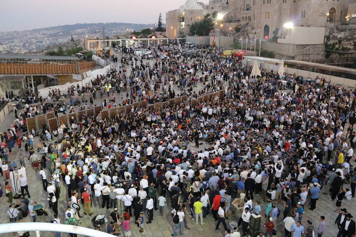 תיעוד: כך נראה סיום צום תשעה באב בכותל המערבי