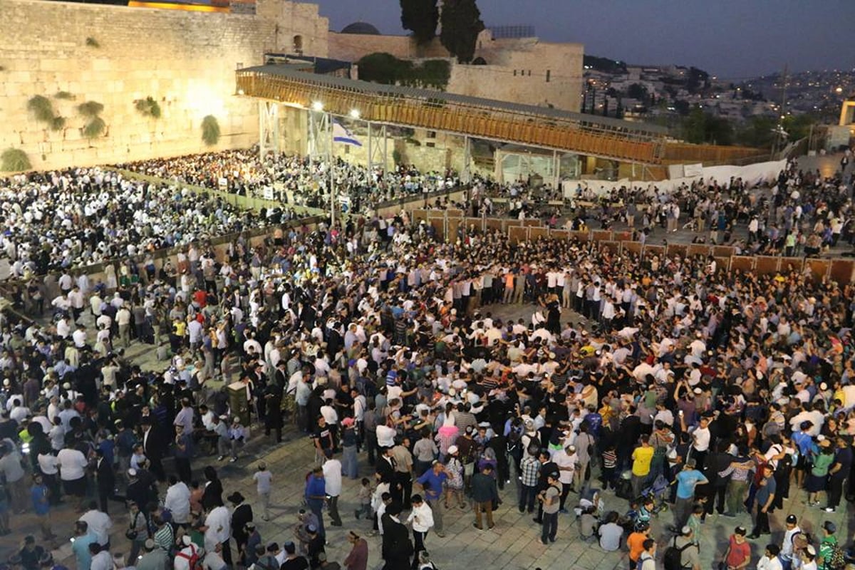 תיעוד: כך נראה סיום צום תשעה באב בכותל המערבי