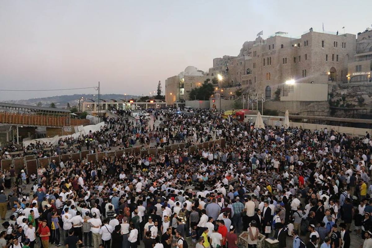 תיעוד: כך נראה סיום צום תשעה באב בכותל המערבי