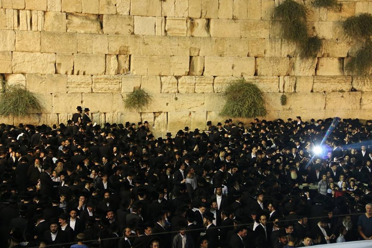 תיעוד: כך נראה סיום צום תשעה באב בכותל המערבי